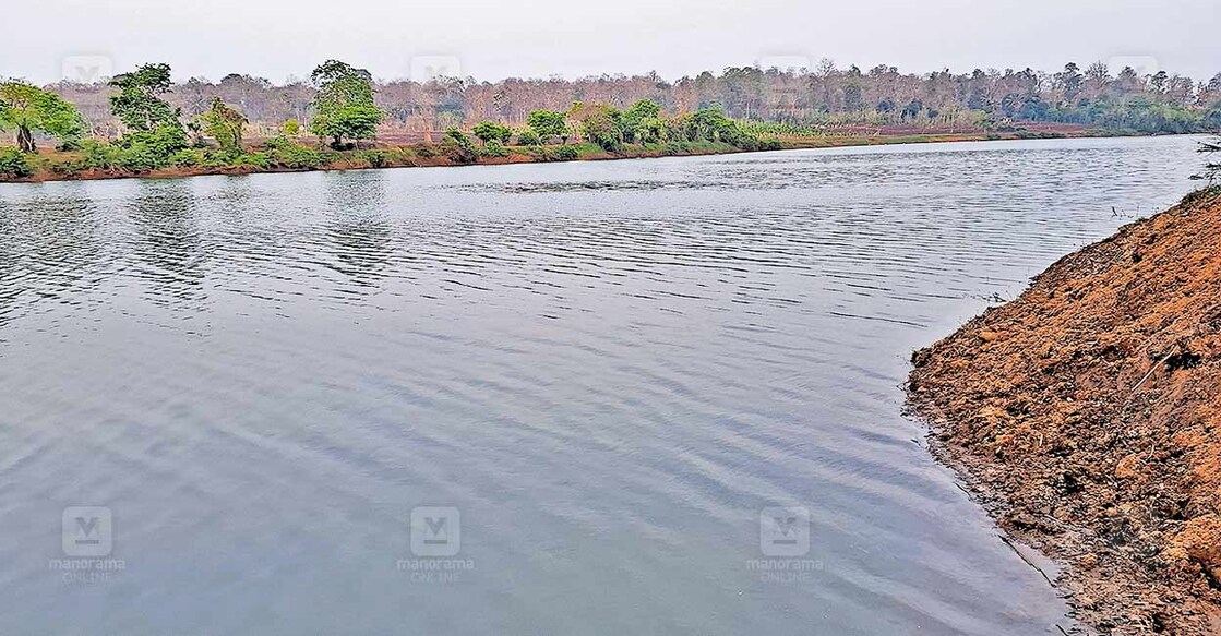 ബെംഗളൂരു നഗരത്തി‍ലെ ശുദ്ധജല ആവശ്യത്തിന് കബനിയിൽ സംഭരിച്ച ജലം. കേരളാതിർത്തിയിലെ 
മരക്കടവിലെ കാഴ്ച.  