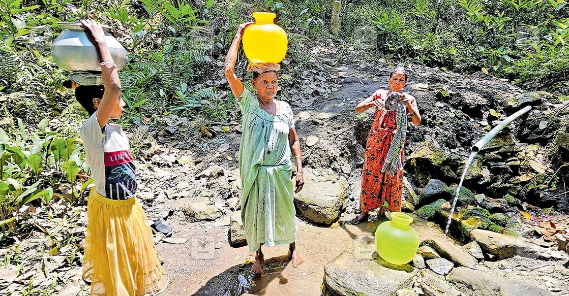പൂതാടി പഞ്ചായത്തിലെ വളാഞ്ചേരി നായർകവലയിലെ നീരുറവയിൽ നിന്ന് വെള്ളം ശേഖരിച്ചു മടങ്ങുന്ന വീട്ടമ്മമാർ.  