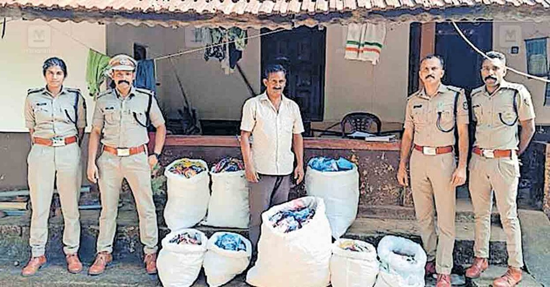 9 ചാക്ക് നിരോധിത പുകയില ഉൽപന്നങ്ങളുമായി പൊലീസ് പിടിയിലായ പുത്തൻപുരയിൽ വീട്ടിൽ കെ.എം. ഹംസ.  
