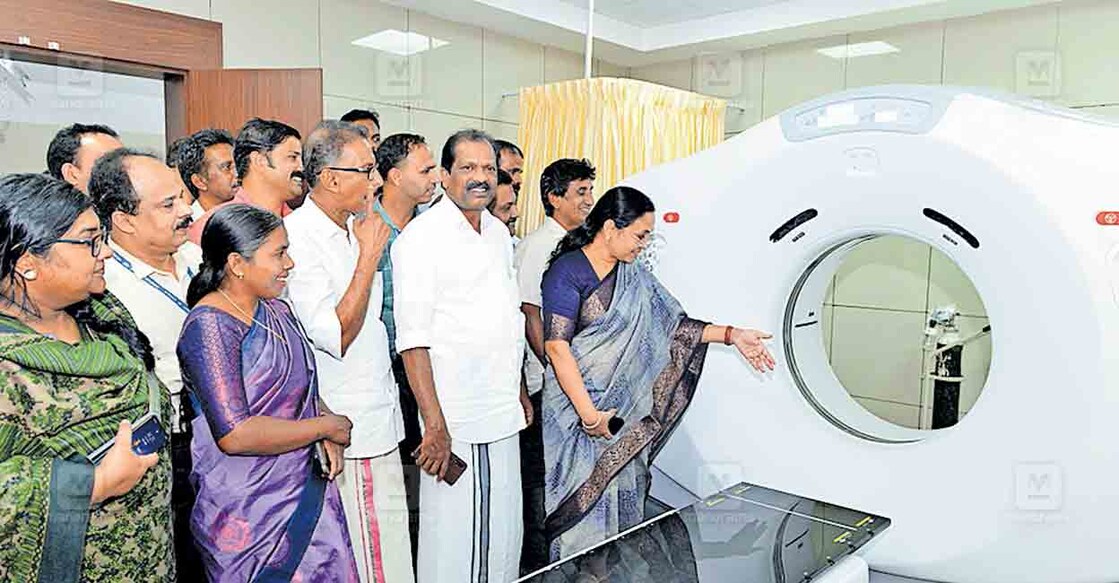 നല്ലൂർനാട് അംബേദ്‌കർ കാൻസർ കെയർ സെന്ററിലെ  സിടി സിമുലേറ്റർ ഉദ്‌ഘാടനം ചെയ്ത ശേഷം 
മന്ത്രി വീണാ ജോർജ് പ്രവർത്തന രീതി ചോദിച്ചറിയുന്നു.  