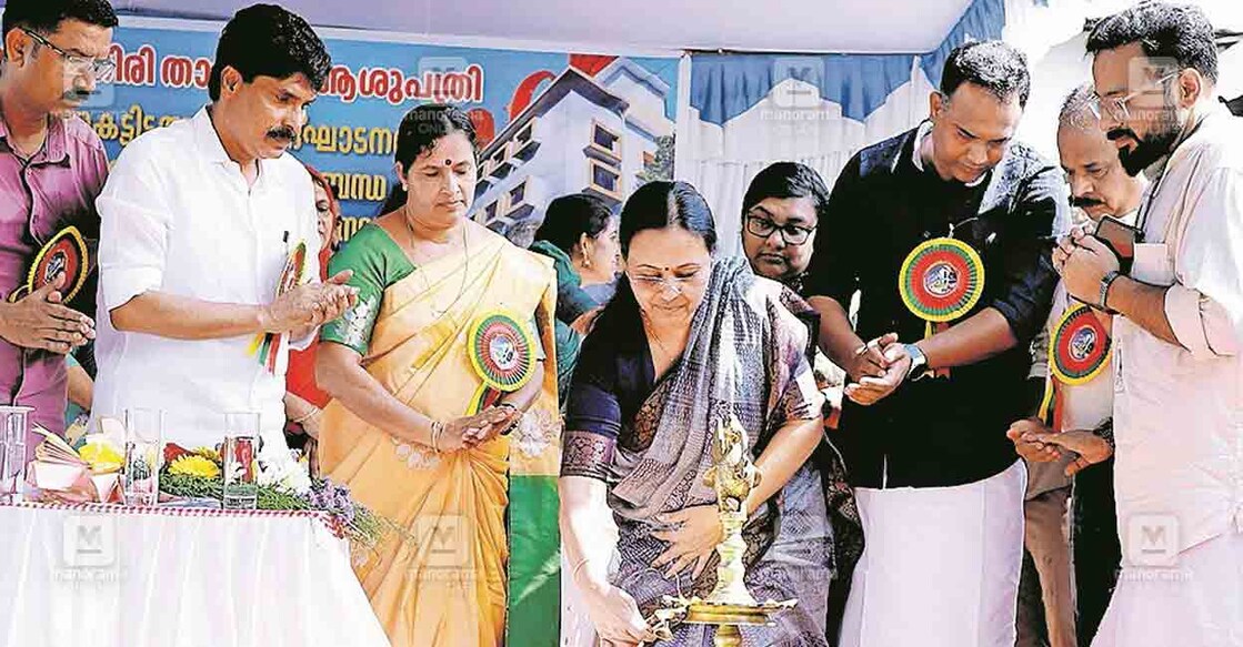 വൈത്തിരി താലൂക്ക് ആശുപത്രിയിൽ എംസിഎച്ച് കെട്ടിടത്തിന്റെയും നവീകരിച്ച അനുബന്ധ കെട്ടിട്ടങ്ങളുടെയും ഉദ്ഘാടനം മന്ത്രി വീണാ ജോർജ് നിർവഹിക്കുന്നു. വൈത്തിരി പഞ്ചായത്ത് പ്രസിഡന്റ് വിജേഷ്, ടി.സിദ്ദീഖ് എംഎൽഎ, കൽപറ്റ ബ്ലോക്ക് പഞ്ചായത്ത് പ്രസിഡന്റ് ചന്ദ്രിക കൃഷ്ണൻ, ഡിപിഎം സമീഹ സെയ്തലവി, ജില്ലാ പഞ്ചായത്ത് പ്രസിഡന്റ് സംഷാദ് മരക്കാർ, ഡിഎംഒ ഡോ.ടി.മോഹൻദാസ്, ആശുപത്രി സൂപ്രണ്ട് ഡോ.ഷിജിൻ ജോൺ ആളൂർ എന്നിവർ സമീപം.  
