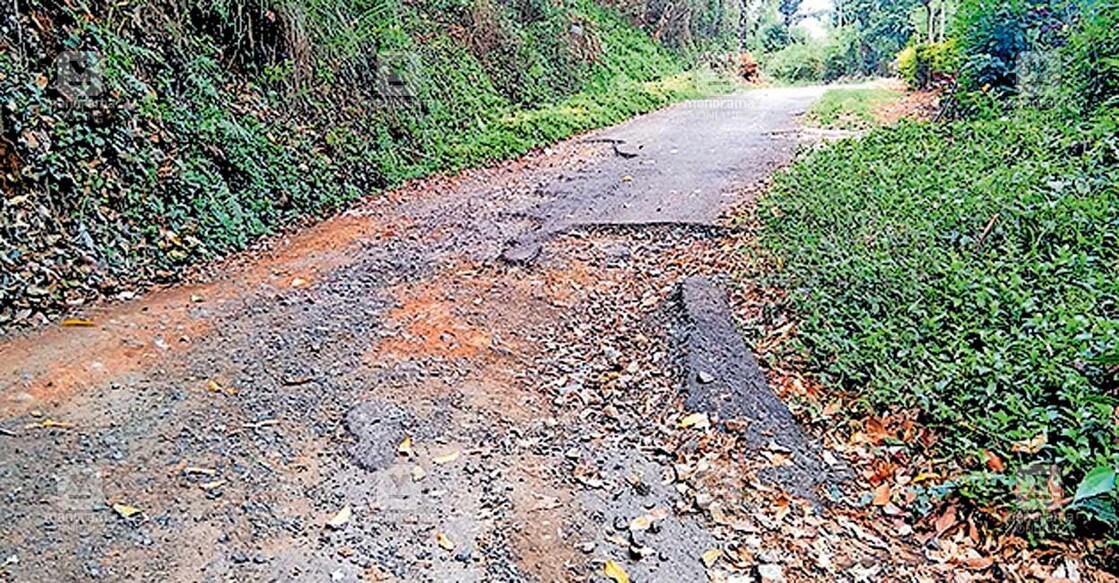 പൊഴുതന ആറാംമൈൽ–മേൽമുറി റോഡ് തകർന്ന നിലയിൽ.  