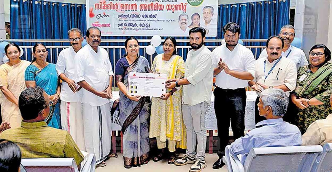 അരിവാൾ രോഗികൾക്കുള്ള സ്റ്റേറ്റസ് കാർഡ് വിതരണം സിക്കിൾസെൽ പേഷ്യന്റ്സ് അസോസിയേഷൻ സെക്രട്ടറി കെ.ബി.സരസ്വതിക്ക് ആരോഗ്യ കാർഡ് കൈമാറി മന്ത്രി വീണാ ജോർജ് ഉദ്ഘാടനം ചെയ്യുന്നു.   
