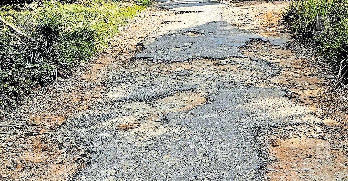 യൂക്കാലികവല - ഞാറ്റാടി റോഡിൽ മീനങ്ങാടി പഞ്ചായത്തിന് കീഴിലുള്ള ഭാഗത്തെ റോഡ് തകർന്ന നിലയിൽ.  