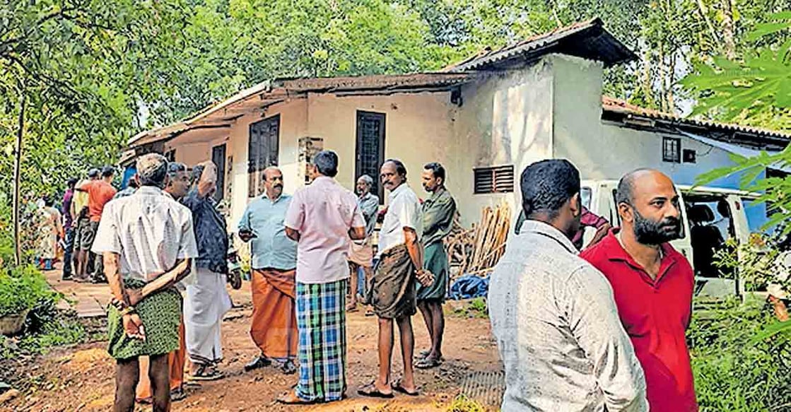 കേളമംഗലത്ത് കൊലപാതകം നടന്ന മാഞ്ചിറയിൽ ജിൽസന്റെ വീട്ടിലേക്ക് സംഭവമറിഞ്ഞ് എത്തിയ നാട്ടുകാർ.  
