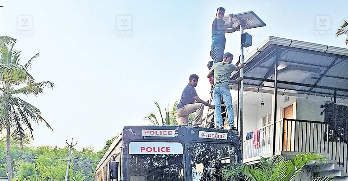 കർണാടകാതിർത്തിയിലെ കൊളവള്ളി അങ്ങാടിയിൽ  ക്യാമറസ്ഥാപിക്കുന്ന പൊലീസ് ഉദ്യോഗസ്ഥർ.  