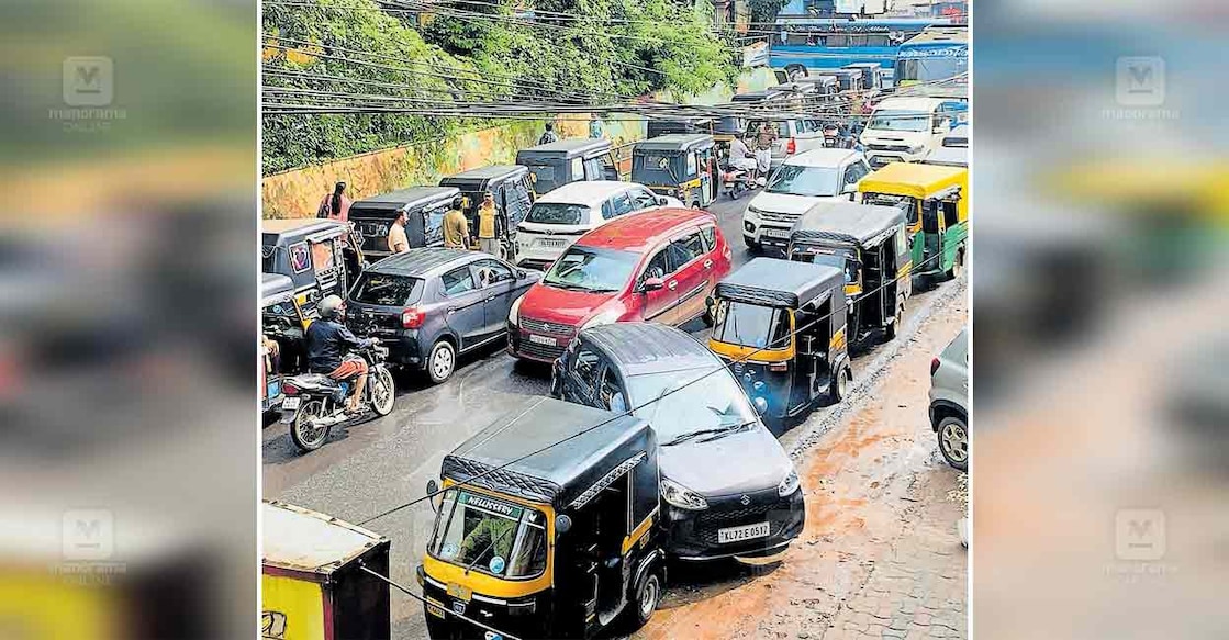 manathavady-bus-stand-traffic- മാനന്തവാടി ബസ് സ്റ്റാൻഡ് പരിസരത്തെ ഗതാഗതക്കുരുക്ക്.