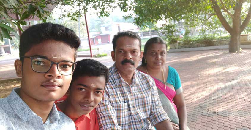 vignesh-shaju-family-photo vignesh-shaju-family-photo