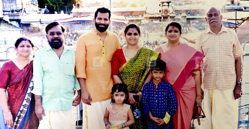 suja-karthika-with-her-family suja-karthika-with-her-family