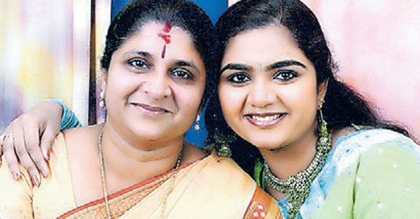 suja-karthika-with-her-mother suja-karthika-with-her-mother