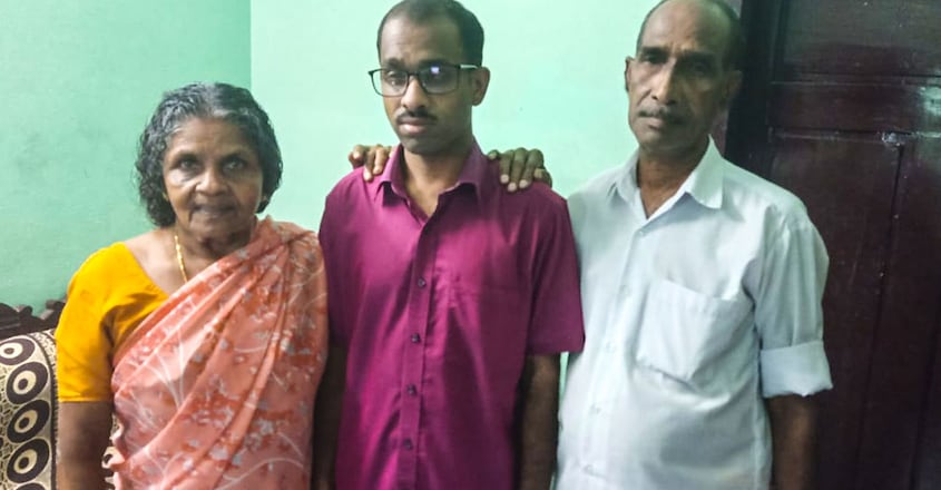 success-stroy-of-kerala-administrative-service-stream-three-rank-holder-h-rupesh-alappuzha-with-parents success-stroy-of-kerala-administrative-service-stream-three-rank-holder-h-rupesh-alappuzha-with-parents