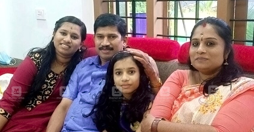 reshmi-with-family reshmi-with-family