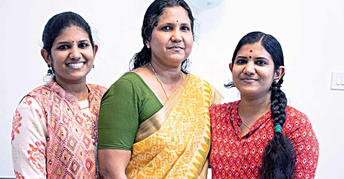 parvathy-lakshmi-with-mother parvathy-lakshmi-with-mother