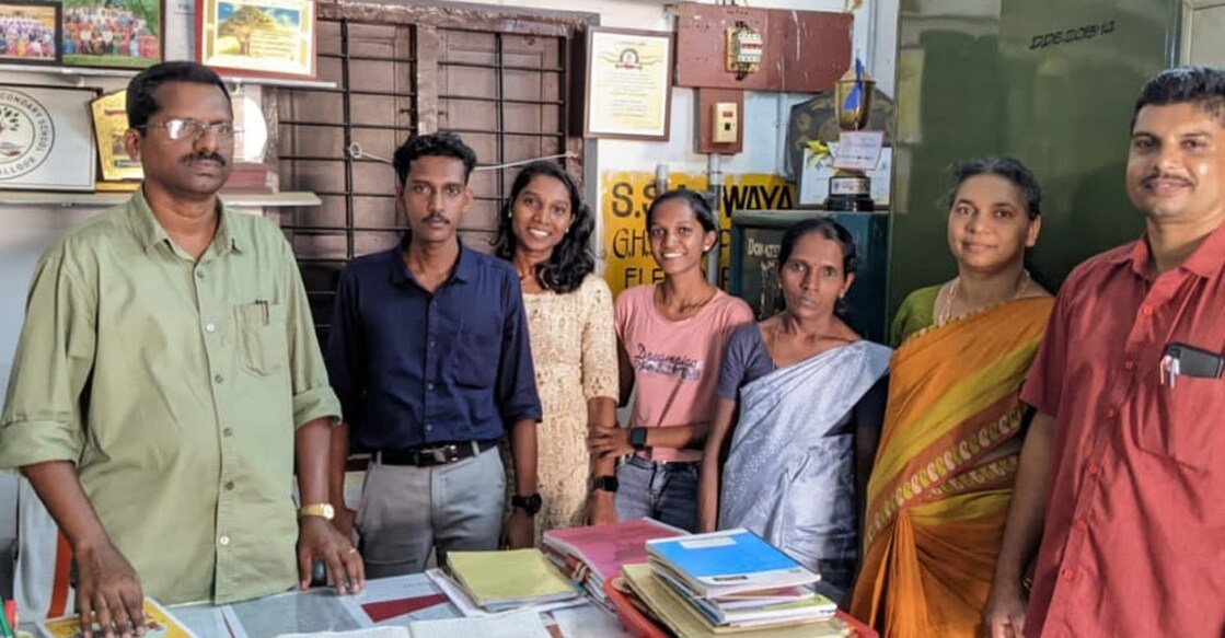 manu-with-family-and-co-workers അമ്മയ്ക്കും സഹോദരിമാർക്കും സഹ അധ്യാപകർക്കുമൊപ്പം മനു (വലതു നിന്നും രണ്ടാമത് നീല ഷർട്ട്)