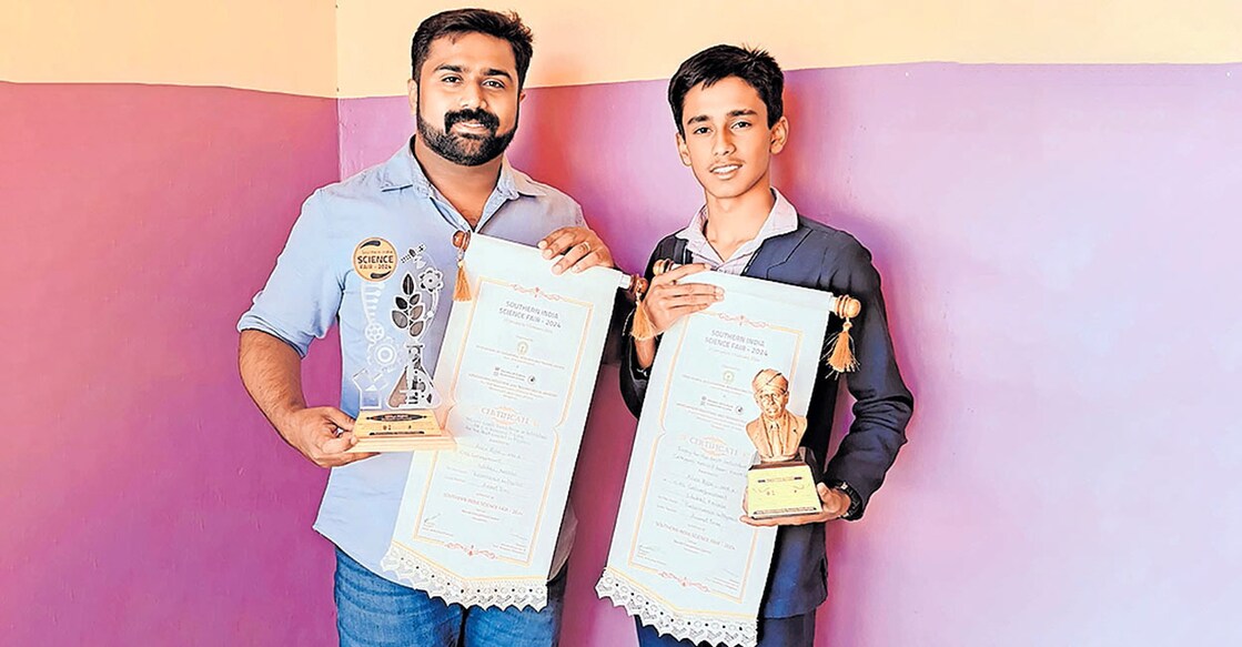 സതേൺ ഇന്ത്യ സയൻസ് ഫെയറിൽ വിജയം നേടിയ അലക്സ് ബിജുവും അധ്യാപകൻ ആനന്ദ് ടോമും.  