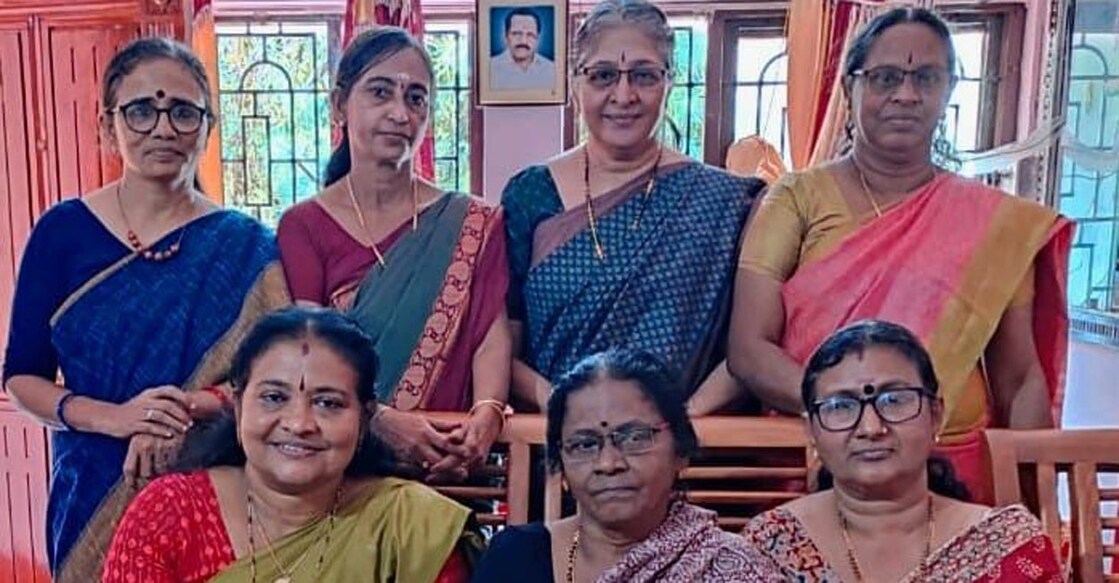 പിൻ നിരയിൽ ഇടത്തു നിന്ന് അജിത, കലാഭാസ്കർ, ശോഭ, ബിന്ദു.മുൻനിരയിൽ ഇടത്തു നിന്ന് നളിന ജെ കുമാരി, രാജമ്മ ടീച്ചർ, ഉഷാകുമാരി.