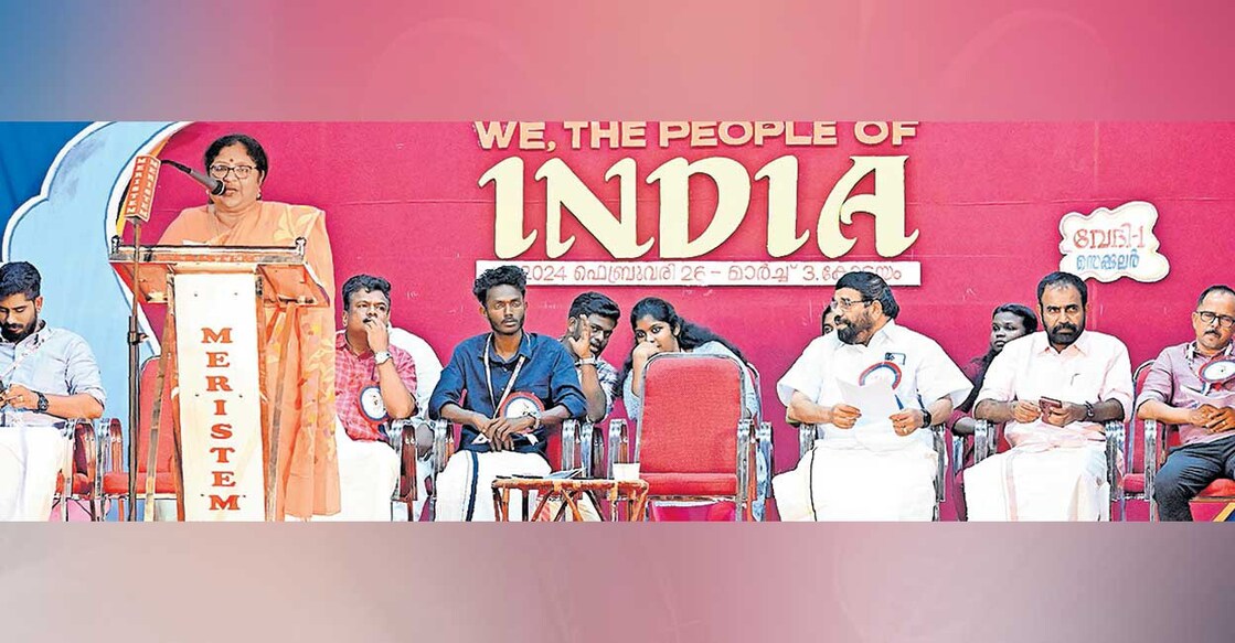 mg-university-arts-festival-concludes എംജി സർവകലാശാലാ കലോത്സവ സമാപനസമ്മേളനം മന്ത്രി ആർ.ബിന്ദു ഉദ്ഘാടനം ചെയ്യുന്നു. യൂണിയൻ ചെയർമാൻ രാഹുൽമോൻ രാജൻ, മന്ത്രി വി.എൻ.വാസവൻ, സിൻഡിക്കറ്റംഗം റെജി സഖറിയ, ബസേലിയസ് കോളജ് പ്രിൻസിപ്പൽ ബിജു തോമസ് എന്നിവർ വേദിയിൽ.
