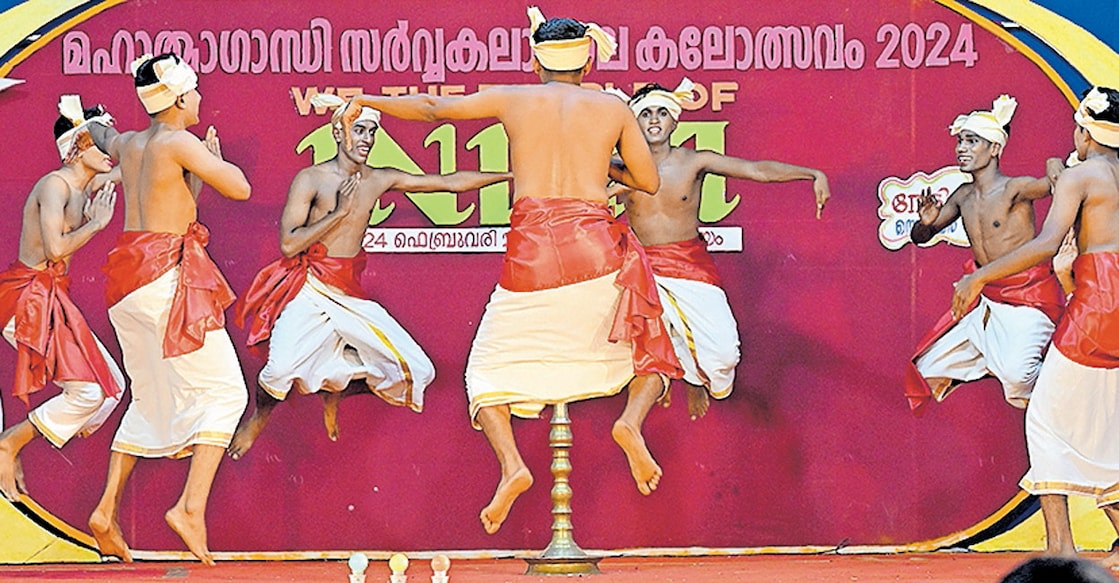 sb-college-margam-kali മാർഗം കളിയിൽ മൂന്നാം സ്ഥാനം നേടിയ ചങ്ങനാശ്ശേരി എസ്ബി കോളജ് ടീം.