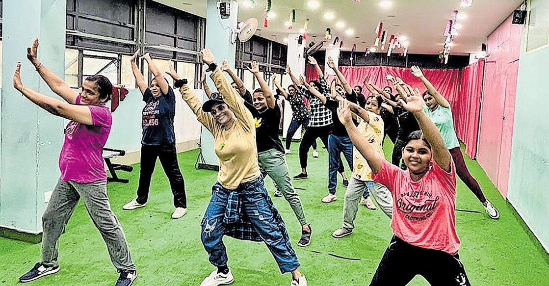 zumba തൃക്കരിപ്പൂർ തങ്കയത്തെ ബീ ഫിറ്റ് ഫിറ്റ്നസ് സ്റ്റുഡിയോയിൽ സൂംബ ഡാൻസ് പരിശീലനത്തിൽ
ഏർപ്പെട്ട വനിതകൾ.
