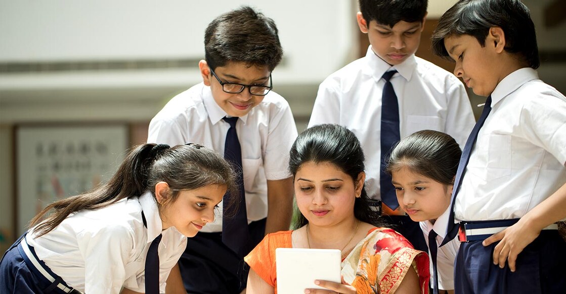 happy-mode-students-teacher-triloks-istock-photo-com