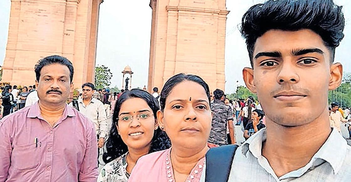 civil-services-examination-2024-topper-nandana സഹോദരൻ വൈശാഖ്, അമ്മ പ്രഭ, അച്ഛൻ ഗിരീഷ് എന്നിവരോടൊപ്പം നന്ദന.