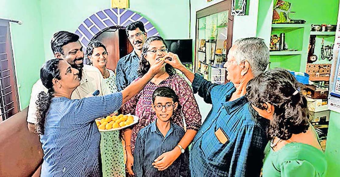 civil-services-examination-2024-topper-sonnet-jose സോണറ്റ് ജോസ് കുടുംബാംഗങ്ങൾക്കൊപ്പം ആഹ്ലാദം പങ്കിടുന്നു.