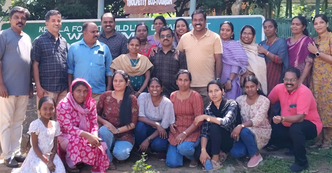എസ്എസ്എൽസി നൂറു ശതമാനം വിജയം നേ‍ടിയ സന്തോഷത്തിൽ അധ്യാപകർ നടത്തിയ യാത്രയിൽ നിന്ന്. ചിത്രം:  സ്പെഷൽ അറേ‍ഞ്ച്മെൻറ്