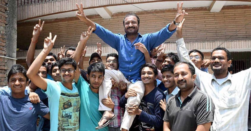anand-kumar-with-students anand-kumar-with-students