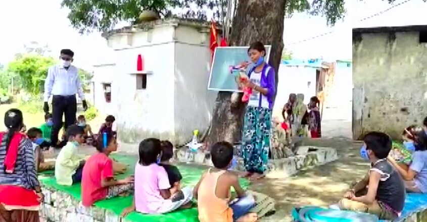 mp-teacher-runs-mobile-school-on-scooter-for-rural-children-artilce-image mp-teacher-runs-mobile-school-on-scooter-for-rural-children-artilce-image