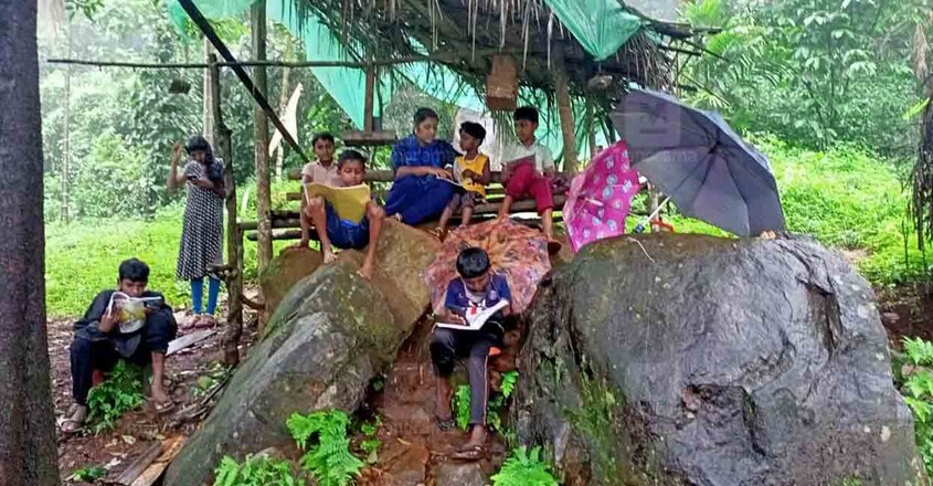 കോളയാട് പറക്കാട് കോളനിയിലെ വിദ്യാർഥികൾക്ക് പഠിക്കാനായി വനത്തിനുള്ളിലെ പാറക്കൂട്ടത്തിൽ നിർമിച്ച ഏറുമാടം. ചിത്രം: മനോരമ കോളയാട് പറക്കാട് കോളനിയിലെ വിദ്യാർഥികൾക്ക് പഠിക്കാനായി വനത്തിനുള്ളിലെ പാറക്കൂട്ടത്തിൽ നിർമിച്ച ഏറുമാടം. ചിത്രം: മനോരമ