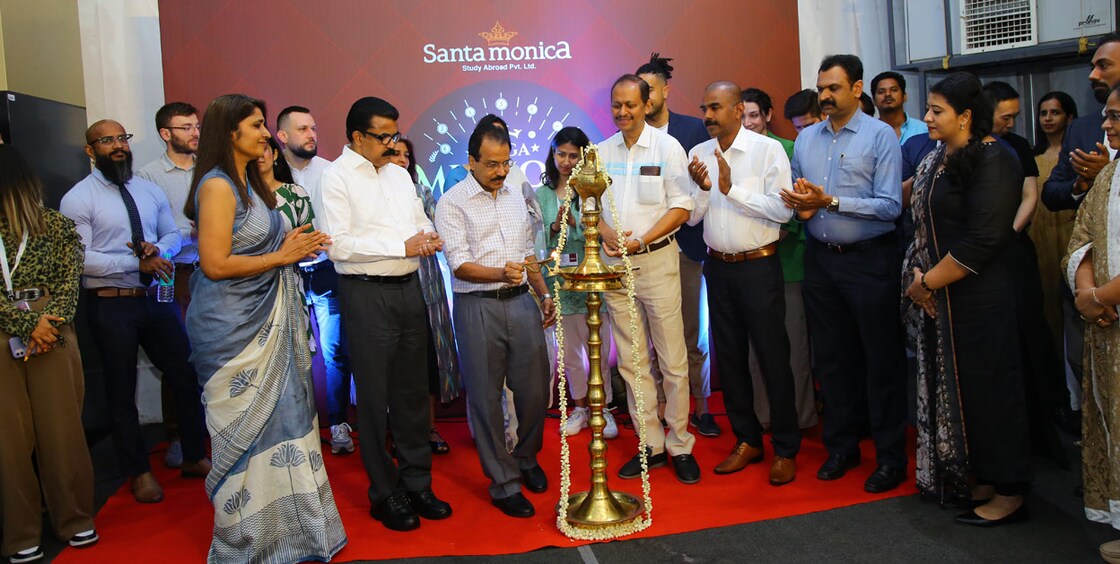 santa-monica മലയാള മനോരമ ന്യൂസ് എക്സിക്യൂട്ടീവ് എഡിറ്റർ ജോണി ലൂക്കോസ് ഫെസ്റ്റ് ഉദ്ഘാടനം ചെയ്യുന്നു. സാന്റമോണിക്ക ഗ്രൂപ്പ് ചെയർമാനും മാനേജിങ് ഡയറക്ടറുമായ ഡെന്നി തോമസ് വട്ടക്കുന്നേൽ, സാന്റമോണിക്ക സ്റ്റഡി അബ്രോഡ് ഡയറക്ടർ നൈസി ബിനു, കണ്ണൂർ, എംജി സർവകലാശാലകളുടെ മുൻ വിസി ഡോ. ബാബു സെബാസ്റ്റ്യൻ, വേദിക് അക്കാദമി സിഇഒ ജയിംസ് മറ്റം, സാന്റമോണിക്ക ഗ്രൂപ്പ് സിഇഒ തനൂജ നായർ, സാന്റമോണിക്ക ചീഫ് ഓപ്പറേറ്റിങ് മാനേജർ ഷേർളി റെജി, വിദേശ വിദ്യാഭ്യാസ പ്രതിനിധികൾ എന്നിവർ സമീപം