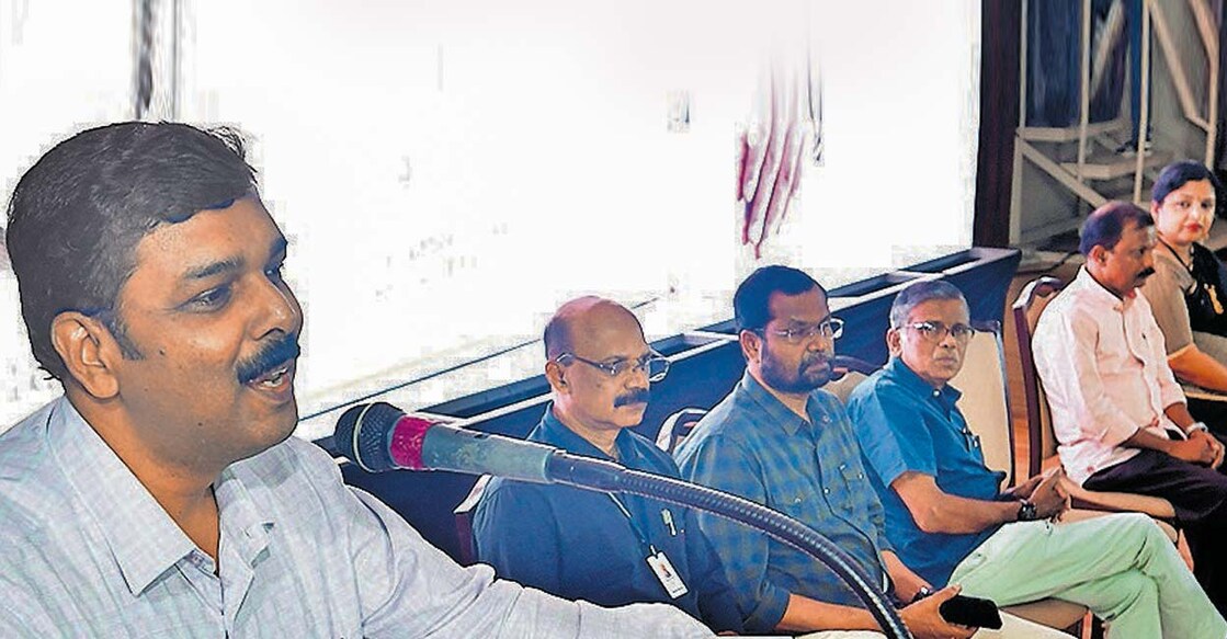 എസ്എസ്എൽസി പരീക്ഷയിൽ ഫുൾ എപ്ലസ് നേടിയ വിദ്യാർഥികൾക്കു മലയാള മനോരമയും പാലാ ബ്രില്യന്റ് സ്റ്റഡി സെന്ററും ചേർന്ന് ആദരമേകുന്ന ചടങ്ങ് കലക്ടർ എൻ.ദേവിദാസ് ഉദ്ഘാടനം ചെയ്യുന്നു. മലയാള മനോരമ സർക്കുലേഷൻ മാനേജർ അരവിന്ദ് കെ.ദേവസ്യ, സീനിയർ സ്പെഷൽ കറസ്പോണ്ടന്റ് ജയചന്ദ്രൻ ഇലങ്കത്ത്, മലയാള മനോരമ ചീഫ് ന്യൂസ് എഡിറ്റർ ബി.അജയകുമാർ, പാലാ ബ്രില്യന്റ് സ്റ്റഡി സെന്റർ ഡയറക്ടർ ബി.സന്തോഷ് കുമാർ, ടികെഎം ഇൻസ്റ്റിറ്റ്യൂട്ട് ഓഫ് ടെക്നോളജി വൈസ് പ്രിൻസിപ്പൽ ഡോ.എൽ.ഗൗരി മോഹൻ എന്നിവർ സമീപം.