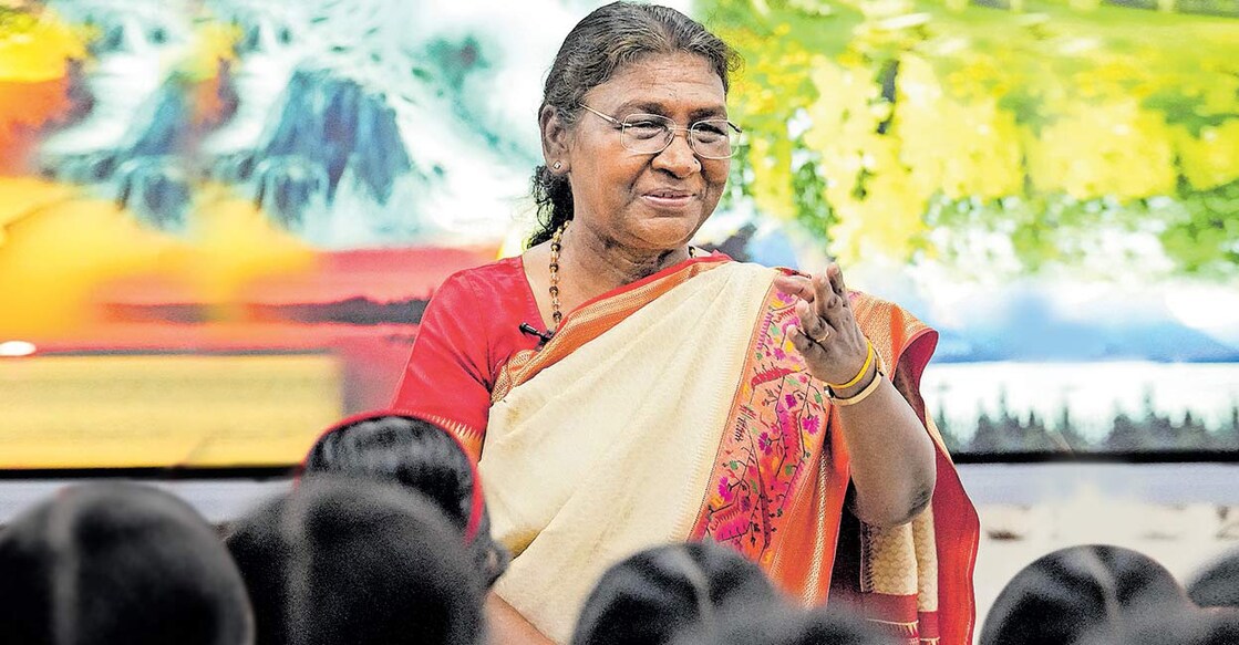 draupadi-murmu ന്യൂഡൽഹി പ്രസിഡന്റ്സ് എസ്റ്റേറ്റിലെ ഡോ. രാജേന്ദ്ര പ്രസാദ് കേന്ദ്രീയ വിദ്യാലയത്തിൽ ക്ലാസെടുക്കുന്ന
രാഷ്ട്രപതി ദ്രൗപദി മുർമു.