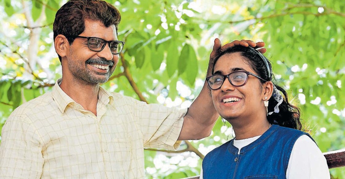 shada-shanavas-sslc എസ്എസ്എൽസി പരീക്ഷയിൽ ഉന്നത വിജയം നേടിയ കാഴ്ച പരിമിതയായ ഷദ ഷാനവാസ് ഫലം അറിഞ്ഞ ശേഷം കോഴിക്കോട് ചെറുവണ്ണൂർ ജിഎച്ച്എസ്എസിലെത്തിയപ്പോൾ കാഴ്ചാ പരിമിതനായ പ്രധാനാധ്യാപകൻ എം. ഉമ്മർ അഭിനന്ദിക്കുന്നു. ചിത്രം: മനോരമ