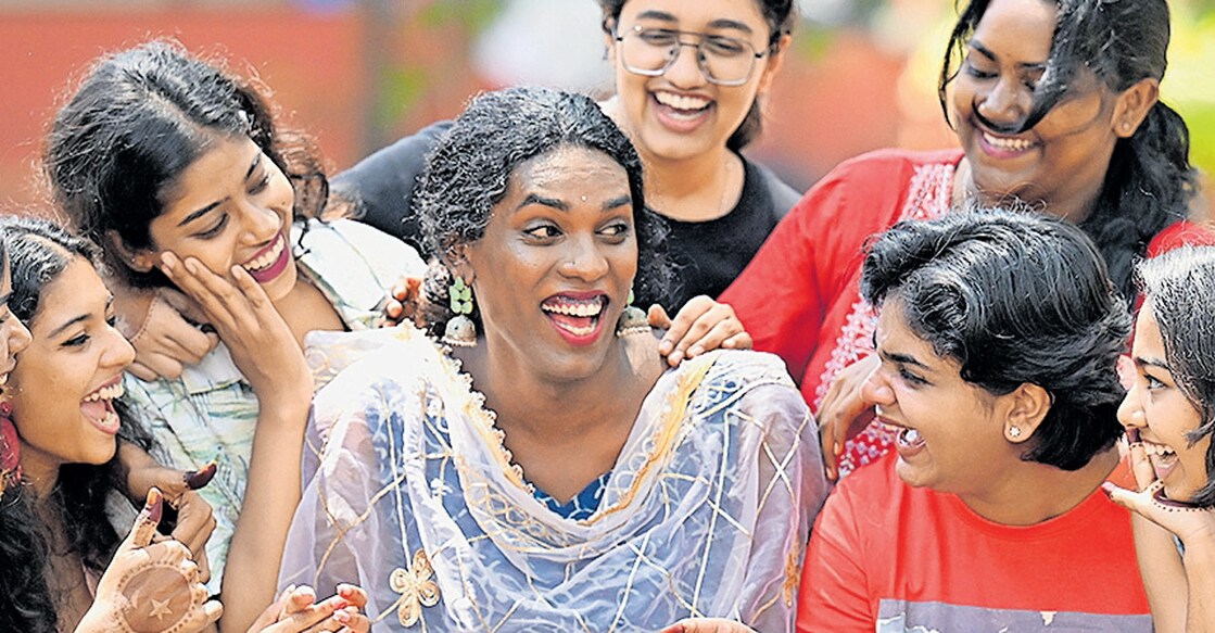 sanjana-with-her-friends പ്രതിഭാതിലകം പുരസ്കാരം നേടിയ സഞ്ജന ചന്ദ്രനൊപ്പം (നടുവിൽ) ആഹ്ലാദം പങ്കിടുന്ന
സഹപാഠികൾ. ചിത്രം: മനോരമ