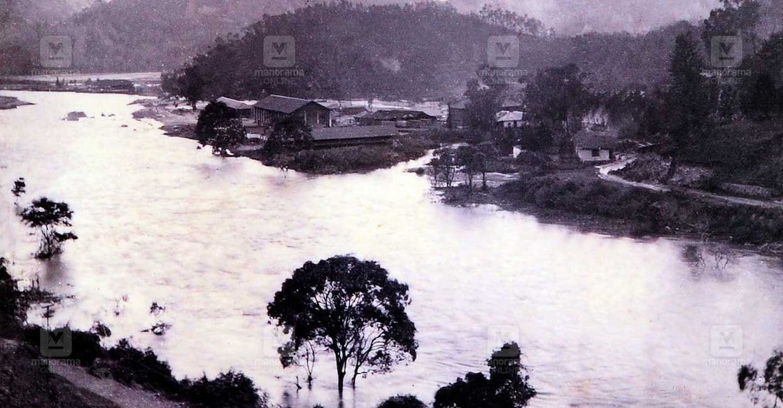 കരകവിഞ്ഞൊഴുകുന്ന മുതിരപ്പുഴയാർ വെള്ളം ഉയർന്നതിനെത്തുടർന്ന പുഴയുടെ ഇരുകരകളിലുമുള്ള തേയിലഫാക്ടറികളും ഒലിച്ചുപോയി.