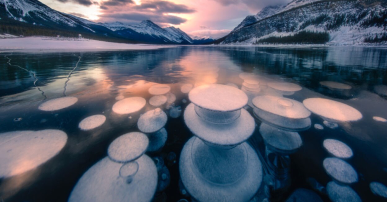 Bubbles getting stuck in a frozen lake;  Behind the strange phenomenon?