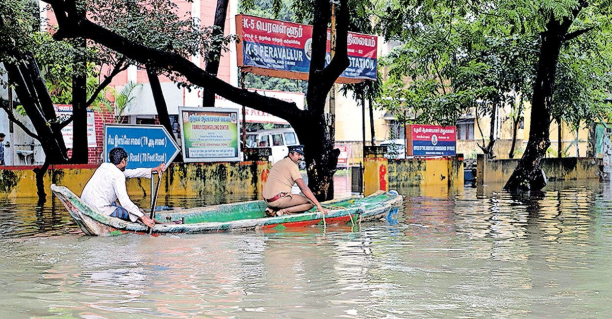 മഴക്കലി മാറിയിട്ടും വെള്ളക്കെട്ട് ഒഴിയാതെ ചെന്നൈ; വീണ്ടും ബംഗാൾ ഉ ...