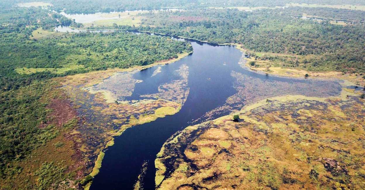 കട്ടൻചായ പോലെ കറുത്തവെള്ളം: മുക്കിയാൽ കൈപോലും കാണാൻ പറ്റാത്ത റുക്കി നദി