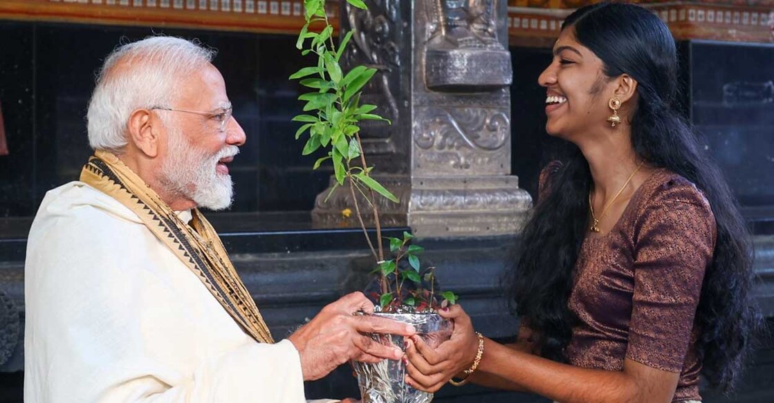 modi-suresh-gopi ജയലക്ഷ്മി പ്രധാനമന്ത്രി നരേന്ദ്രമോദിക്ക് ചെടി നേരിട്ട് കൈമാറുന്നു (Photo: X/ @narendramodi)