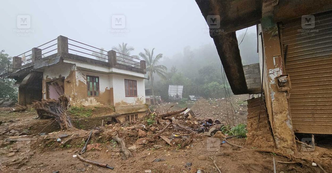 ഉരുൾപൊട്ടലിൽ തകർന്ന മുണ്ടക്കൈയിലെ വീട് ( 2024 ഒക്ടോബർ 12 ന് പകർത്തിയ ചിത്രം.  ജിഷ ബാലൻ ∙ മനോരമ)