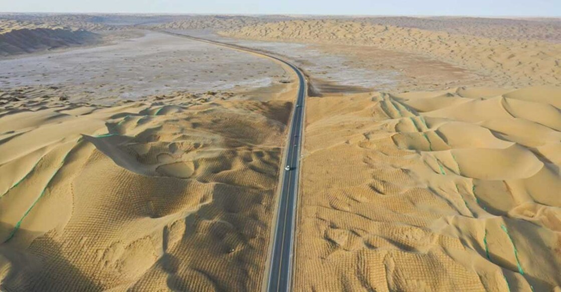 taklamakan-desert A road across Xinjiang's Taklamakan desert (Photo:X/@whyvert)