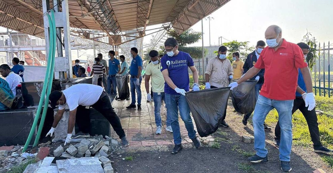 cleaning സന്നദ്ധപ്രവർത്തകർ റെയിൽവേ സ്റ്റേഷനിലെ മാലിന്യം നീക്കംചെയ്യുന്നു