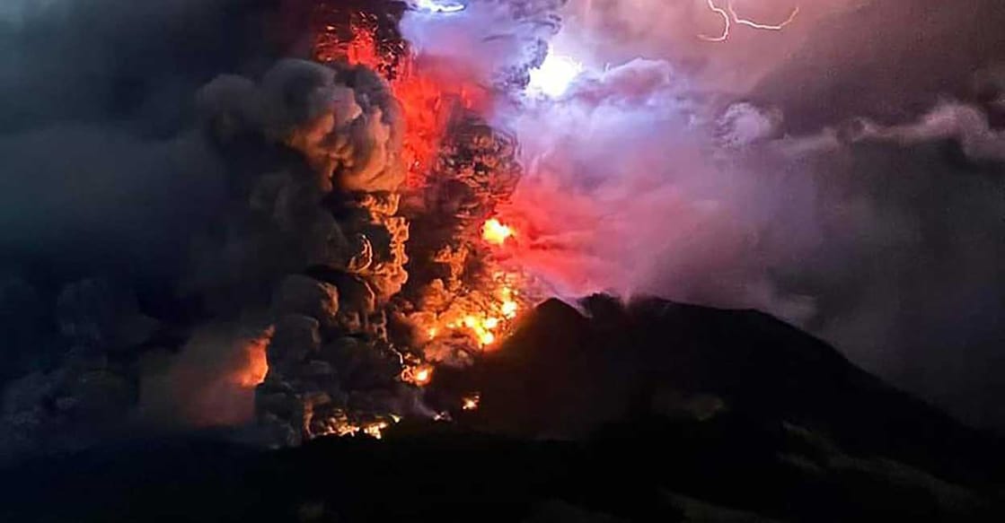 volcano റുവാങ് അഗ്നിപർവതം പൊട്ടിത്തെറിച്ചപ്പോൾ (Photo by Handout / Center for Volcanology and Geological Hazard Mitigation / AFP)