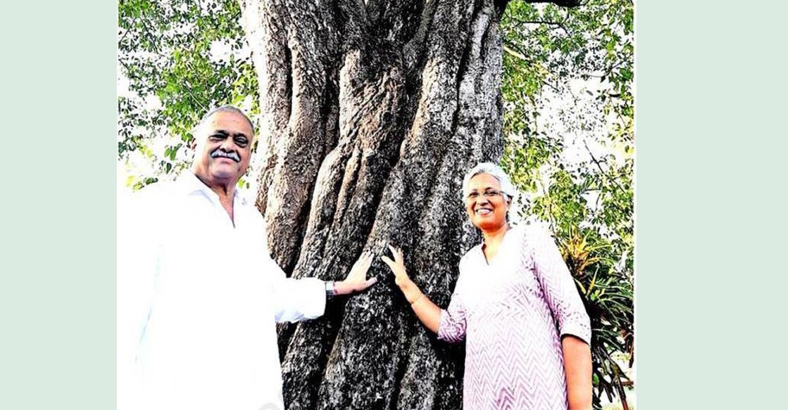 ഒയിസ്ക ഇന്റർനാഷനൽ കോട്ടയം ചാപ്റ്ററിന്റെ വൃക്ഷ മുത്തശ്ശി അവാർഡ് നേടിയ 300 വർഷത്തിലേറെ പഴക്കമുള്ള ഇലഞ്ഞിമരത്തിനൊപ്പം താഴത്തങ്ങാടി കൊച്ചേട്ട് കെ.ജെ.ജേക്കബും ഭാര്യ എൽ‍സിയും. ചിത്രം : മനോരമ
