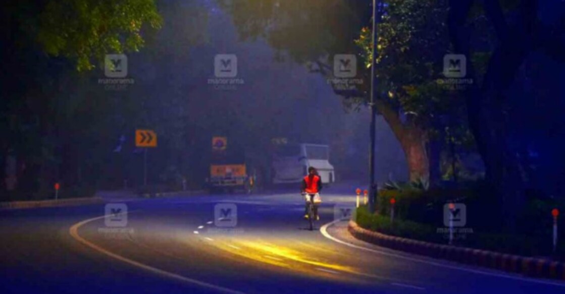 Delhi Pollution Showing Upward Trend, Curbs To Remain: Air Quality Panel നഗരം ശൈത്യകാല തണുപ്പിൽ വിറങ്ങലിച്ചു നിൽക്കുകയാണ്. സന്ധ്യയ്ക്കു കൃഷ്ണ മേനോൻ മാർഗിലൂടെ സൈക്കിളിൽ പോകുന്നയാൾ. ഇന്നലെ രേഖപ്പെടുത്തിയ കുറഞ്ഞ താപനില 5 ഡിഗ്രിയാണ്.
ചിത്രം: മനോരമ