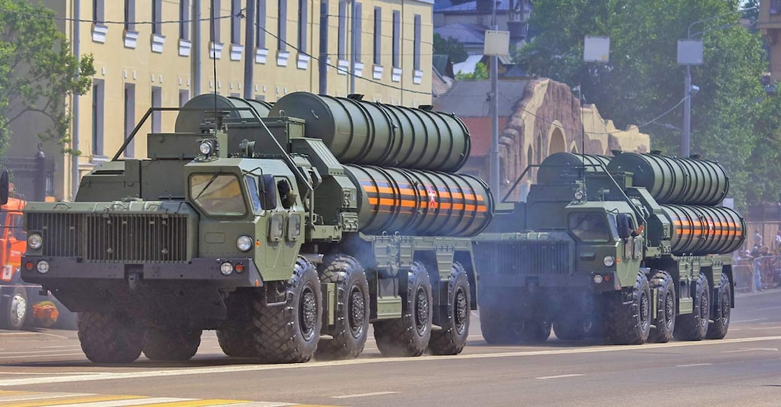 Russian anti-aircraft weapon system S-400 Triumf (NATO reporting name: SA-21 Growler) drives down Krasnaya Presnya street., Image Source: Andrey Rykov