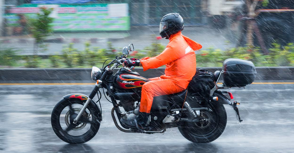 Мотоцикл под дождем