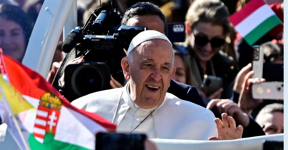 “Pope Francis Concludes Hungary Visit, Calls for Fight Against Nationalism”