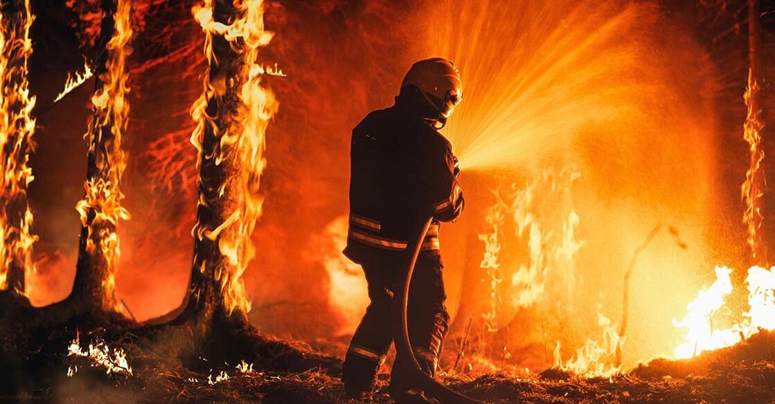 fire-fighter എലെം റോഡിലെ രണ്ടു ഫ്ലാറ്റ് സമുച്ചയങ്ങൾക്കുമിടയിലാണ് തീ ആളിപ്പടരുന്നതായി വിഡിയോകളിൽ ദൃശമ്യമാകുന്നത്. (Representational Image, Credit:Gorodenkoff/shutterstock.com)